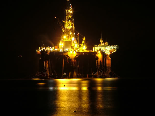 Night view of a SEDCO 700 series rig